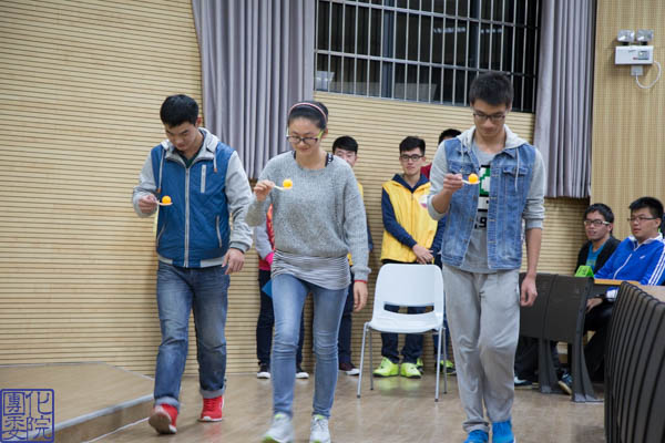 图2  化院选手刘榕雪（中）正在进行抢答