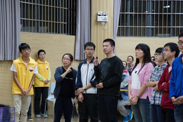 图4  化院三队选手正在紧张答题