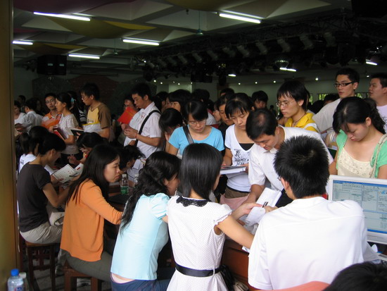 化院师生热情迎新 07新生倍感温馨 