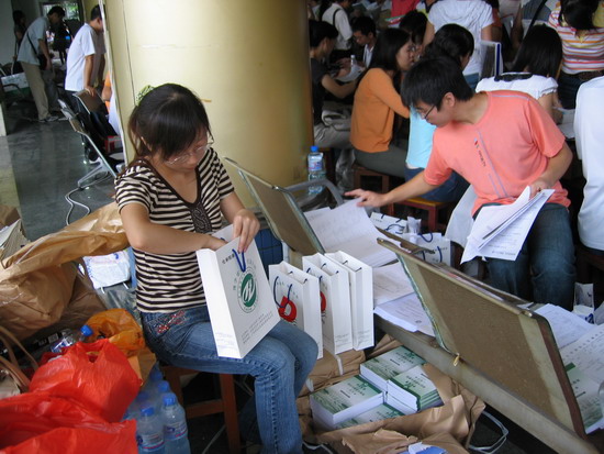 化院师生热情迎新 07新生倍感温馨 