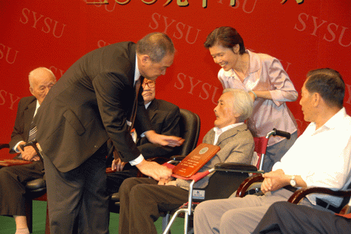 第一届永利集团3044noc登录入口卓越服务奖颁奖仪式隆重举行 我院四教授获奖 