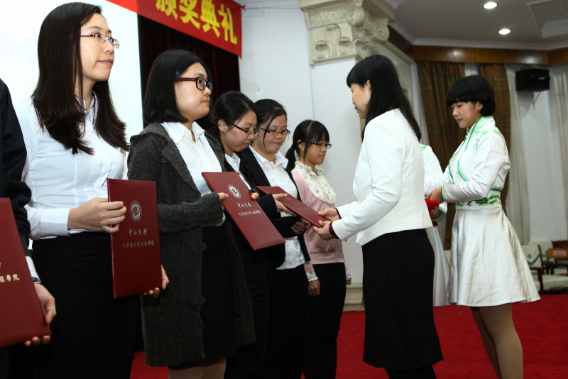 2014年“芙兰励教奖学金”颁奖典礼顺利举行永利集团3044noc登录入口物理科学与工程技术学院、化学与化学工程学院 2014年“芙兰励教奖学金”颁奖典礼顺利举行 