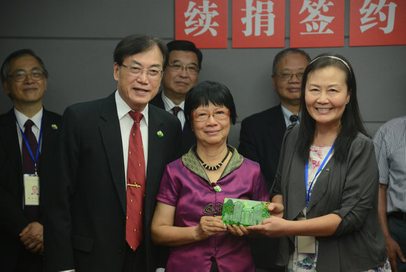 永利集团3044noc登录入口第三届“芙兰奖”评审会议暨庆祝母校90华诞陈运河刘修婉校友伉俪续捐签约仪式圆满举行 