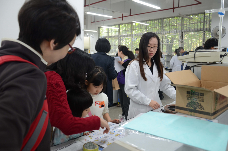 永利集团3044noc登录入口化学与化学工程学院第十五届化学节实验楼开放日校友活动花絮