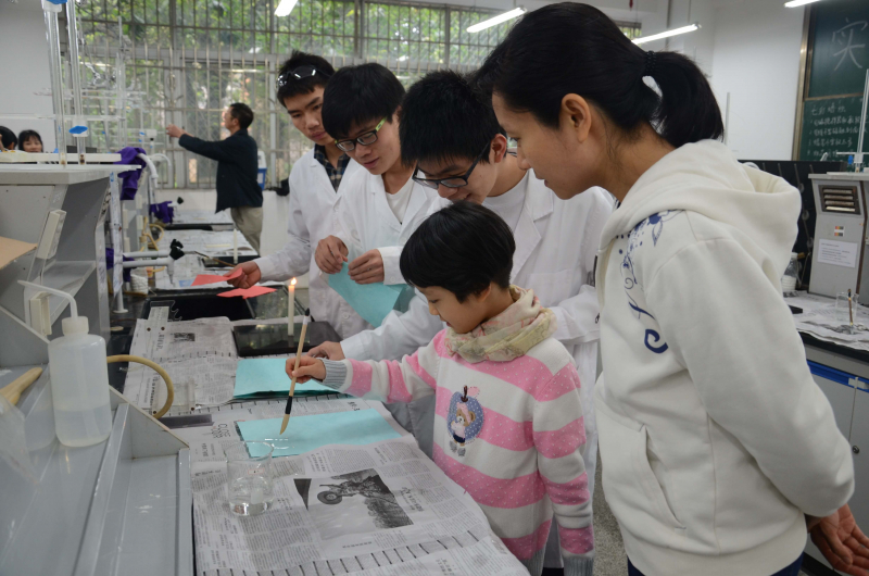 永利集团3044noc登录入口化学与化学工程学院第十五届化学节实验楼开放日校友活动花絮