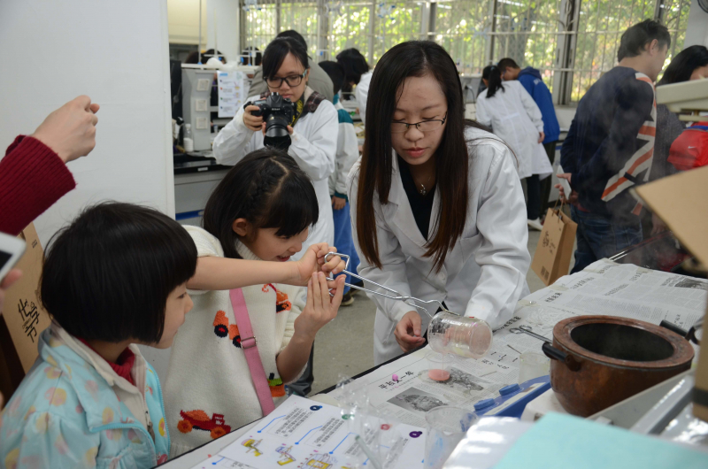 永利集团3044noc登录入口化学与化学工程学院第十五届化学节实验楼开放日校友活动花絮