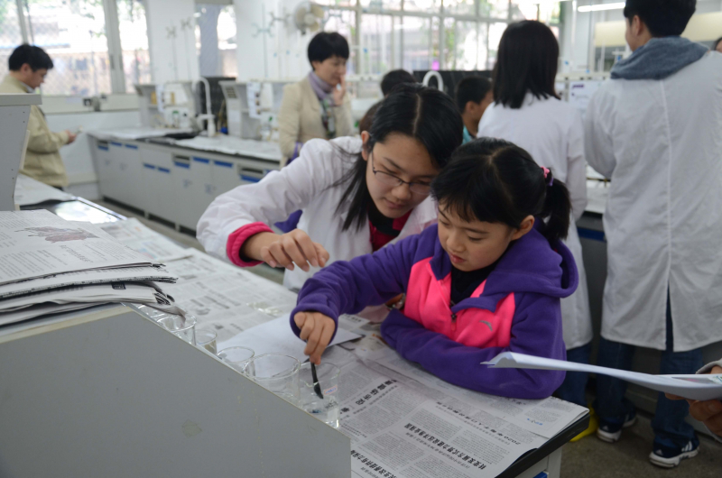 永利集团3044noc登录入口化学与化学工程学院第十五届化学节实验楼开放日校友活动花絮