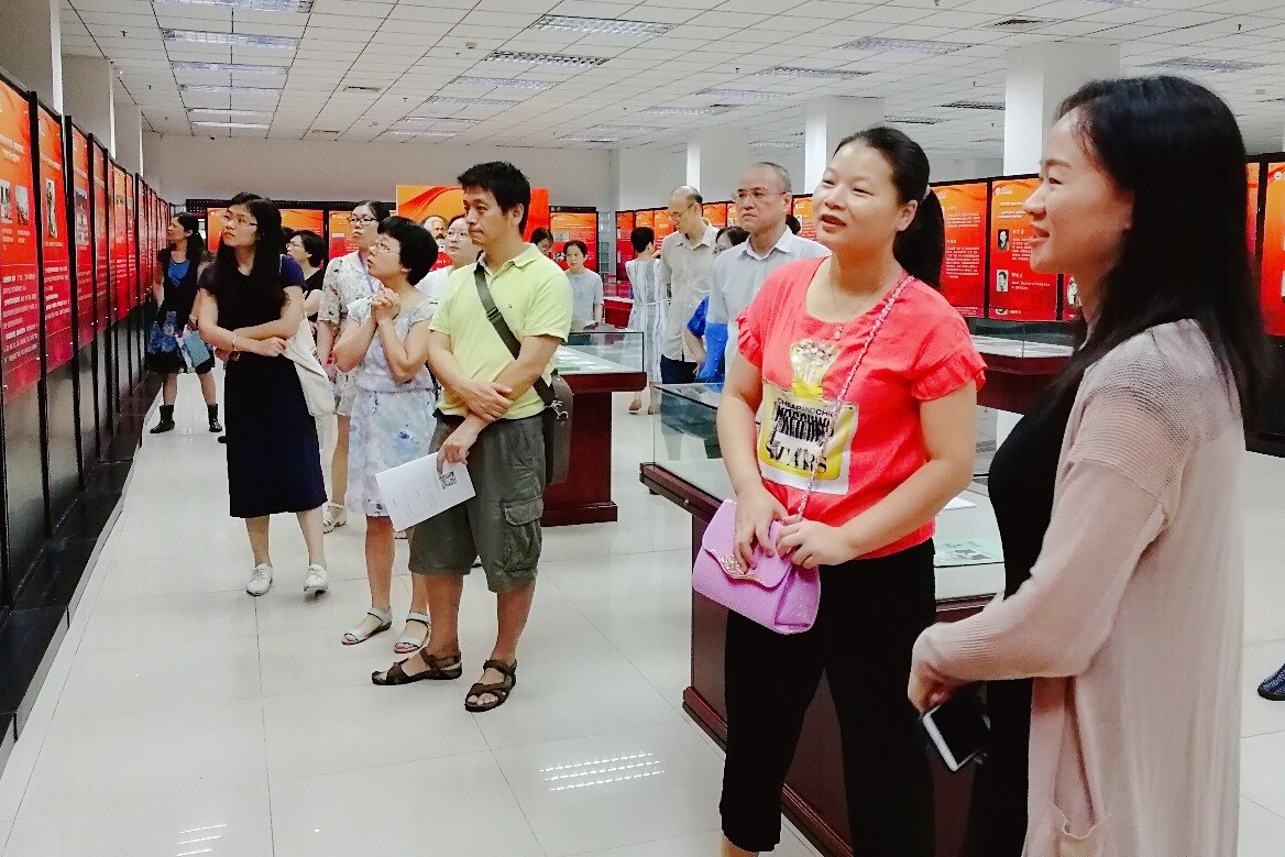 永利集团3044noc登录入口党委组织教职工党员参观“笃行与薪传—马克思主义在永利集团3044noc登录入口的实践与传承”系列展览