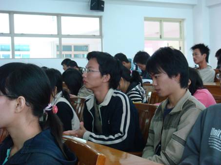 走进十七大,学习十七大 ——记化学院06、07级本科党支部首次联合组织生活