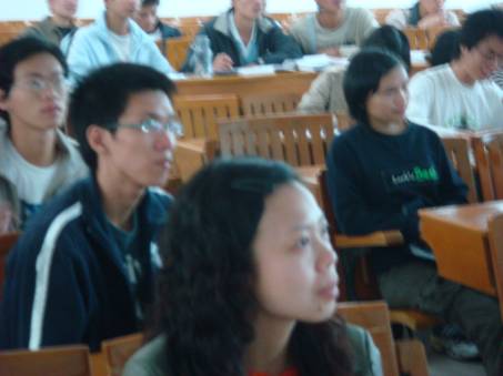 走进十七大,学习十七大 ——记化学院06、07级本科党支部首次联合组织生活