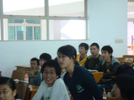 走进十七大,学习十七大 ——记化学院06、07级本科党支部首次联合组织生活