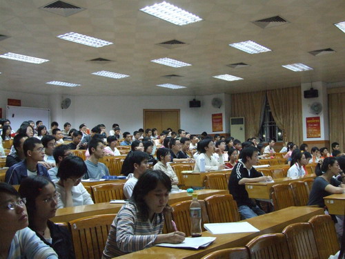 化学院研究生学术研讨会系列活动之学术讲座成功举办