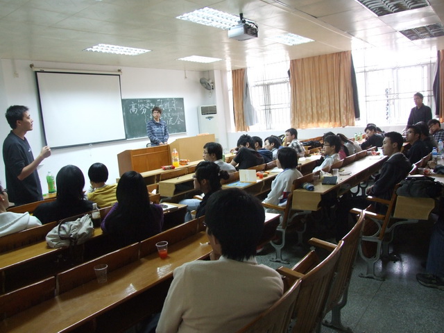 化学与化学工程学院第十届化学节暨第一届挑战杯胜利开幕