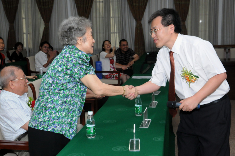 情满康乐,桃李芬芳