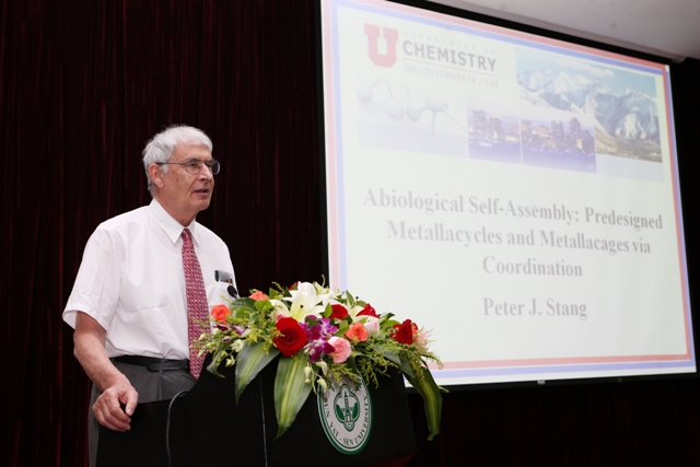 美国科学院院士、《美国化学会志》主编Peter J.Stang教授应邀访问我院