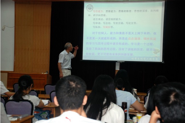 陈六平教授为2012级本科生作专题讲座