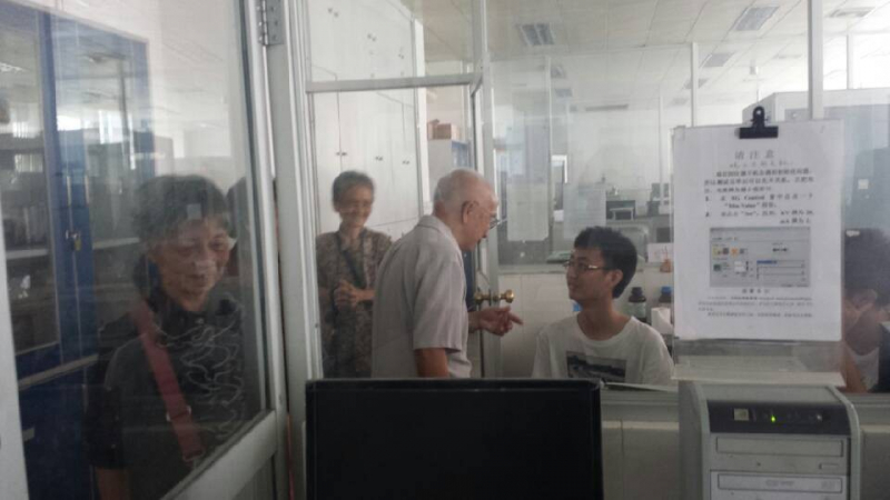 别校匆匆六十载,于今重聚康乐园