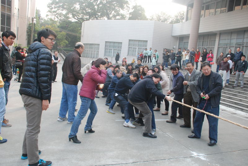 学院举行迎新年拔河比赛