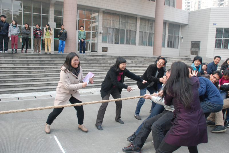 学院举行迎新年拔河比赛