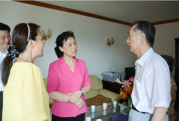 广东省副省长招玉芳看望慰问苏锵院士