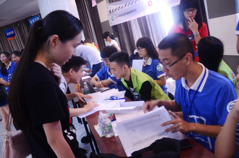 学院2015级迎新工作圆满结束